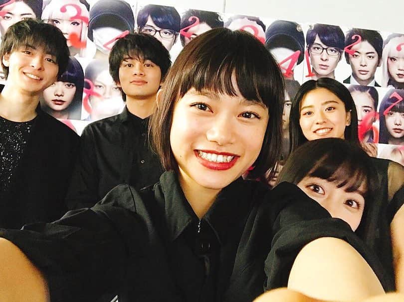 杉咲花のインスタグラム：「そしてその後はみんなと。 刺激や情熱やいろんなものをもらいながら一緒に頑張ったみんなと、こうして映画をPRできるのもこれで最後なのか、と思うと、なんだか寂しいものがありますね。そして愛おしい作品を背負って今日を過ごせた喜びも。 明日は最後の舞台挨拶、楽しみです。」