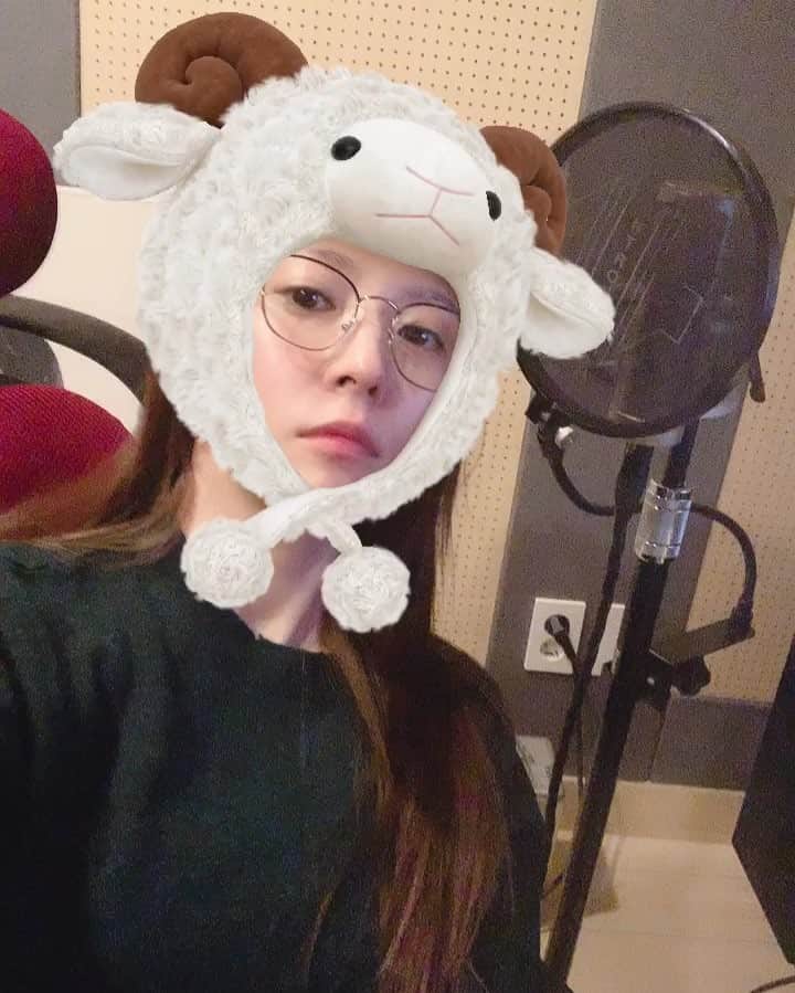 BoAのインスタグラム：「아하하..... 네... 좀 미친거같아요🤣🤣 드래곤길들이기 보고싶다 👻」