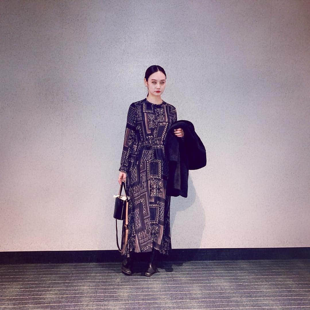 西本早希のインスタグラム：「・ ずっと欲しかった @casa_fline の ワンピース ！ 黒の柄物 新鮮 🖤🖤 #casafline  #カーサフライン  #シルクロングワンピース #カバンから物がはみ出てる #目光った 👀」