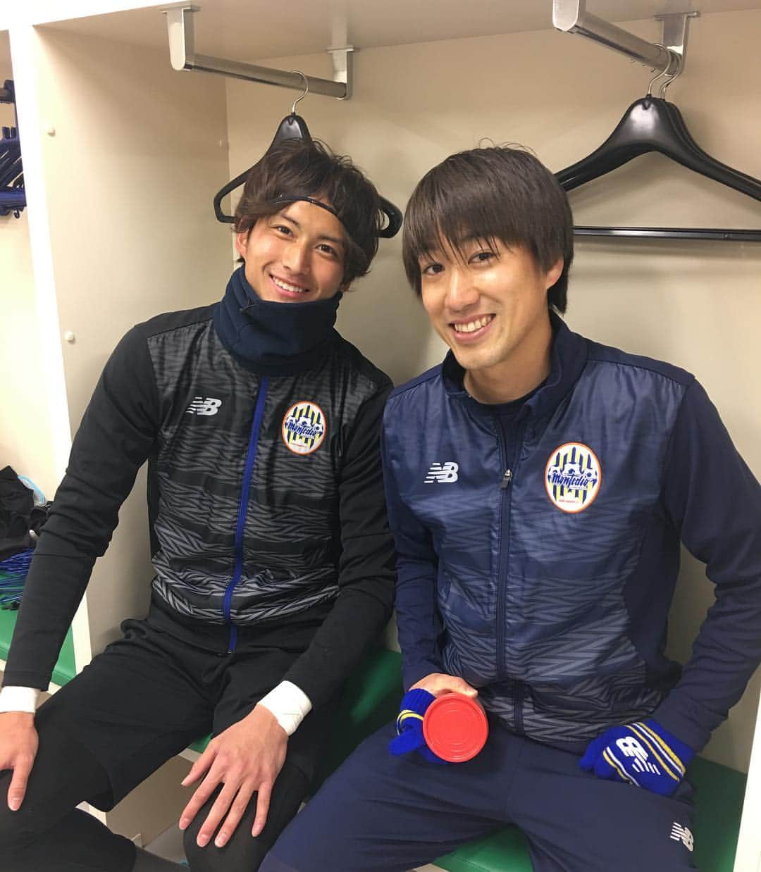 三鬼海さんのインスタグラム写真 - (三鬼海Instagram)「去年と同じ写真 撮らせてもらいました🤳 達弥くん髪型ちゃんとしとる🤭 摂津は相変わらずジャニーズ🤷🏾‍♂️ でもこんなイケメンにも欠点あることを教えてもらいました！ またtwitterかインスタのストーリーにでも載せたいと思います。笑 残りわずかの静岡 御前崎キャンプ頑張ります😊💪🏾 . . . #坂井達弥 #摂津颯登  #モンテディオ山形 #静岡 #御前崎 #キャンプ」1月25日 19時07分 - mikikai_4