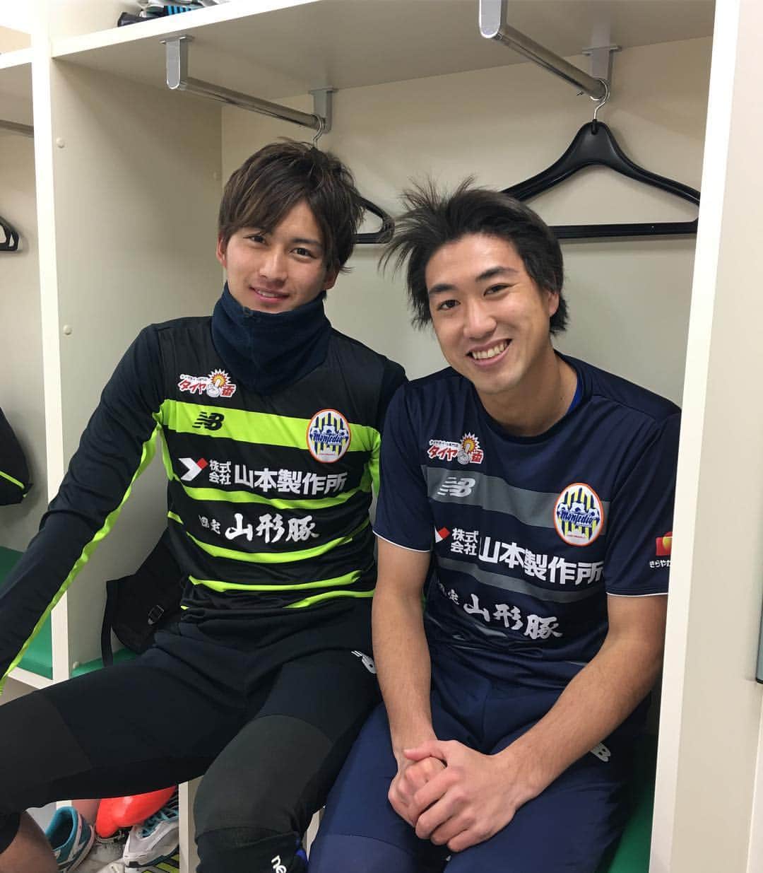 三鬼海さんのインスタグラム写真 - (三鬼海Instagram)「去年と同じ写真 撮らせてもらいました🤳 達弥くん髪型ちゃんとしとる🤭 摂津は相変わらずジャニーズ🤷🏾‍♂️ でもこんなイケメンにも欠点あることを教えてもらいました！ またtwitterかインスタのストーリーにでも載せたいと思います。笑 残りわずかの静岡 御前崎キャンプ頑張ります😊💪🏾 . . . #坂井達弥 #摂津颯登  #モンテディオ山形 #静岡 #御前崎 #キャンプ」1月25日 19時07分 - mikikai_4