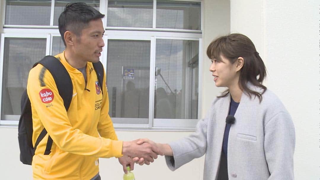 わちみなみのインスタグラム：「最後は 森脇選手 @moriwaki46_official にインタビューしました💁‍♀️ インスタグラムも楽しそうです‼️ とても陽気な方で、笑いが止まりませんでした！(歯並びがとても綺麗でした✨) キャンプ頑張ってください😊  長澤選手にもインタビューしましたが、 写真なく、、😱すみません！！ みなさんニコニコ対応してくださりありがとうございました。。！ インタビューは以上でした😃 オンエアご覧ください🔥  あと、、サッカー界は握手文化なんでしょうか❓みなさん握手されてますね！🤝ちょっと慣れずに初めはびっくりしちゃいました！  #浦和レッズ #森脇良太 選手 #GGR #わちみなみ」