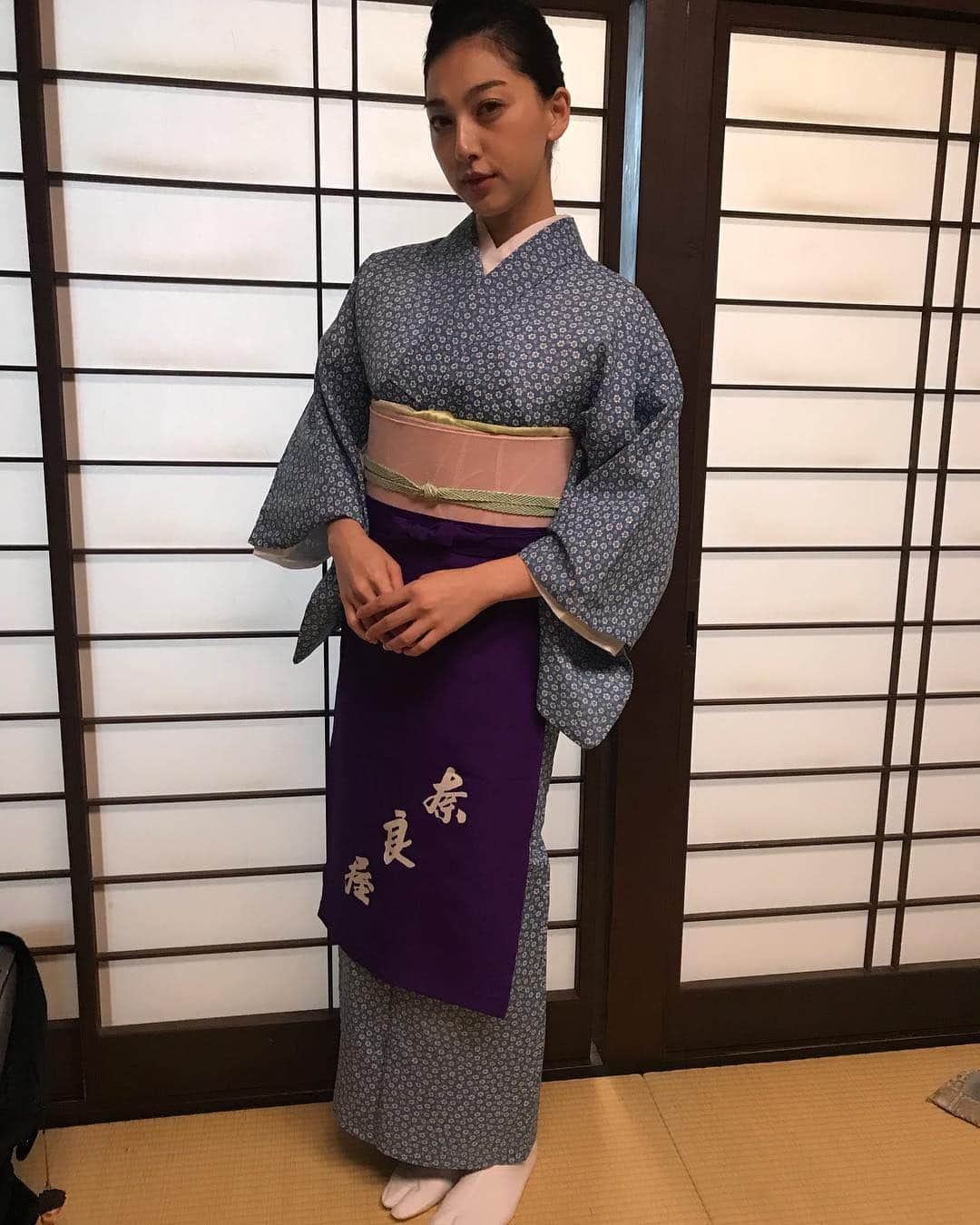 松野井雅（原紗央莉）さんのインスタグラム写真 - (松野井雅（原紗央莉）Instagram)「絶賛放送中の #テレビ東京 #ドラマパラビ「 #さすらい温泉 #遠藤憲一 」📺 記念すべき第1話( #第1湯 )に #草津温泉 #奈良屋 の #仲居 ・美貴 役でゲスト出演しました🍘🍡 ご視聴感謝❤️ 実際の仲居服で働きながら #湯けむり美女 も兼任♨️ ご一緒した遠藤憲一さん、 #大高洋夫 さんと嬉しすぎました〜🤒🥰 こちらのお宿随所まで最高で癒されますよぉぉ超絶オススメ☝🏻 現在動画配信サービス #パラビ では独占配信中ですので見逃した方はそちらでみてねーー♪ #BSテレ東 では4月クールからの放送も予定されているみたいです👍🏻 寒い今時期はこのドラマみて温まろう🐒🍶 #テレ東 #paravi #湯畑 #松野井雅」1月25日 19時28分 - miyavimatsunoi