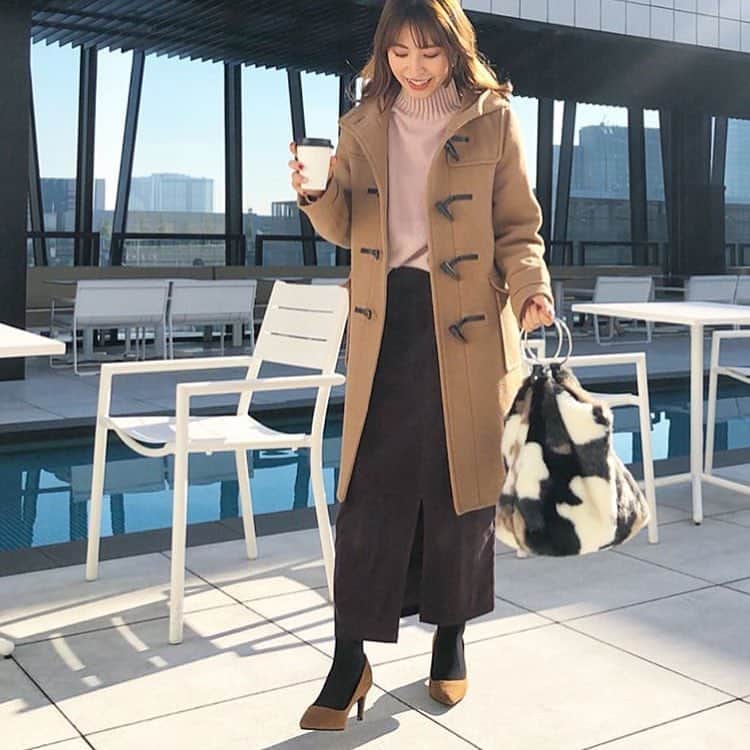 のインスタグラム：「キレイ色のダッフルコートとパンプスの色みを合わせたワンテク😍✨バランスのよいお手本コーデですね💕  Regram from @ucmsan1205　様 ・ 🔶🔸🔶🔸🔶🔸🔶🔸🔶🔸🔶🔸 ・ ucmsan1205 昨日のコーデ🍫💕 . @gu_global の#ウールブレンドロングダッフルコート はついに¥3,990に値下がりしてる😳 軽いのに生地しっかりで高見えだから、かなりヘビロテ💓 . . 子どもたちを放牧すべく屋上テラスでコーヒー☕️ 勢いあまって何度も後ろのプールに突入しそうになっていて、母たちひやひや🤣 いたずらなわる〜い顔が増えてきた今日この頃😏 . . ▷アウター、トップス @gu_for_all_ #オーバーサイズハイネックチュニック ▷スカート @nostalgia_jp ▷パンプス @sesto_shoes @rakuten_fashion ▷バッグ @zara . . #gu #gustyle #gu_for_all #大人gu部 #ジーユー #ジユパト #ジユジョ #gupr #ノスタルジア#ノスジョ #楽天お買い物部  #mineby3mootd#mamagirl#ponte_fashion#4yuuu#ルーファ#ママリファッション#プチプラコーデ#ママコーデ #カジュアルコーデ#きれいめカジュアル#大人カジュアル#女の子ママ #おちびコーデ #sサイズコーデ#アラサーコーデ」