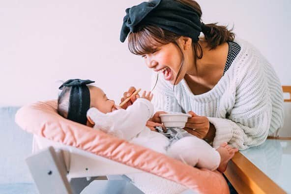 クロさんのインスタグラム写真 - (クロInstagram)「そろそろ娘の離乳食を始めるタイミング👶🏼✨ （画像2枚目はイメージしてみたよ）デザインも機能性も大好きな" ストッケ" のハイチェアのトリップトラップに取り付けられる新生児から使えるニューボーンセットがあるの皆さん知ってましたか！！？ （私バウンサー持っているけれどこれは知らなかった🐰💦💦） 実際使ってみるととってもとっても使いやすい‼️ 角度も変えられて新生児から大きくなっても使えちゃう♩娘も目線が高くなるので嬉しそう😆 家族みんなで一つのテーブルで食卓を囲める嬉しさ、、ストッケで感じてます🥰. . #ストッケ #ニューボーンセット #新米ママ #トリップトラップ #tripptrapp #stokke #ハイチェア #ベビーチェア #新米ママ #赤ちゃんのいる生活 #生後5カ月 #新生児 #pr」1月25日 20時26分 - kuro_risa