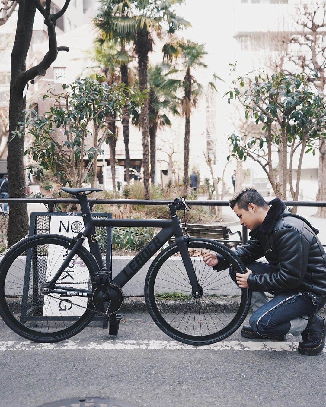 Cody Higaさんのインスタグラム写真 - (Cody HigaInstagram)「僕の大好きな自転車です🚲 乗りやすくてこのマットな感じが最高🔥🔥🔥 今度自転車Vlogでも撮ろうかな？🌊 . ⬇︎僕の自転車⬇︎ @brotures_harajuku  LEADER 735 . @udai_bro ありがとうございました🙏 . #JULIDY #YouTube #fashion #camera #film #filmphotography  #Tokyo #harajuku  #couple #couplephot #写ルンです #カップル #オソロコーデ #ペアルック #ファッション #カメラ #フォト #写真 #フィルム #日本 #ユーチューブ #0125」1月25日 20時49分 - cody.1222