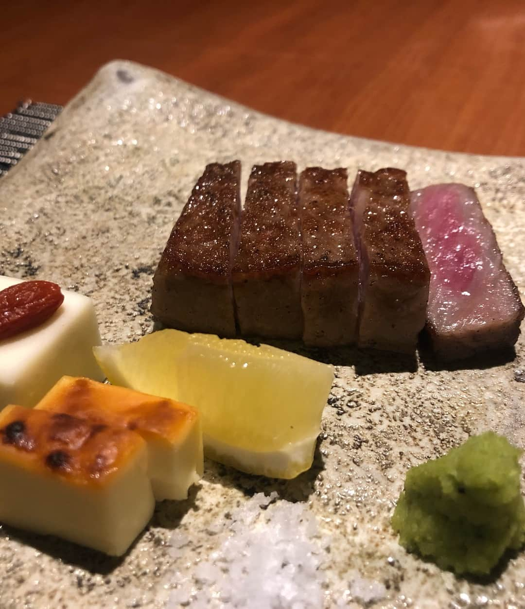 坂元美香さんのインスタグラム写真 - (坂元美香Instagram)「. 櫓庵治銀座店 @roaji.ginza でディナー🍽オーダーしたのは、活き造りメインコース『風』✨呼子のヤリイカの活き造りを初めて食べたのだけど、すごく甘くて美味しくて感動してしまった🤩佐賀の伊万里牛もすっごく美味しくて、活き造りと鉄板焼きを両方楽しめるお店って珍しいよね！器が全て有田焼でついつい写真を撮りたくなってしまうくらい素敵なの。ちょっとしたお祝いや会食、接待にちょうど良い感じで30〜50代にオススメかも。本店は佐賀なんだって。うちは夫の両親が佐賀出身なのですごい親近感湧いてお店の方ともお話が弾んですっごく楽しかったー！次はランチにも来てみたいな♪ . #櫓庵治銀座店 #銀座ディナー #銀座ランチ #活き造り #佐賀 #呼子のイカ #PR #ぐるなび #坂元食べログ」1月25日 21時34分 - mika_saka