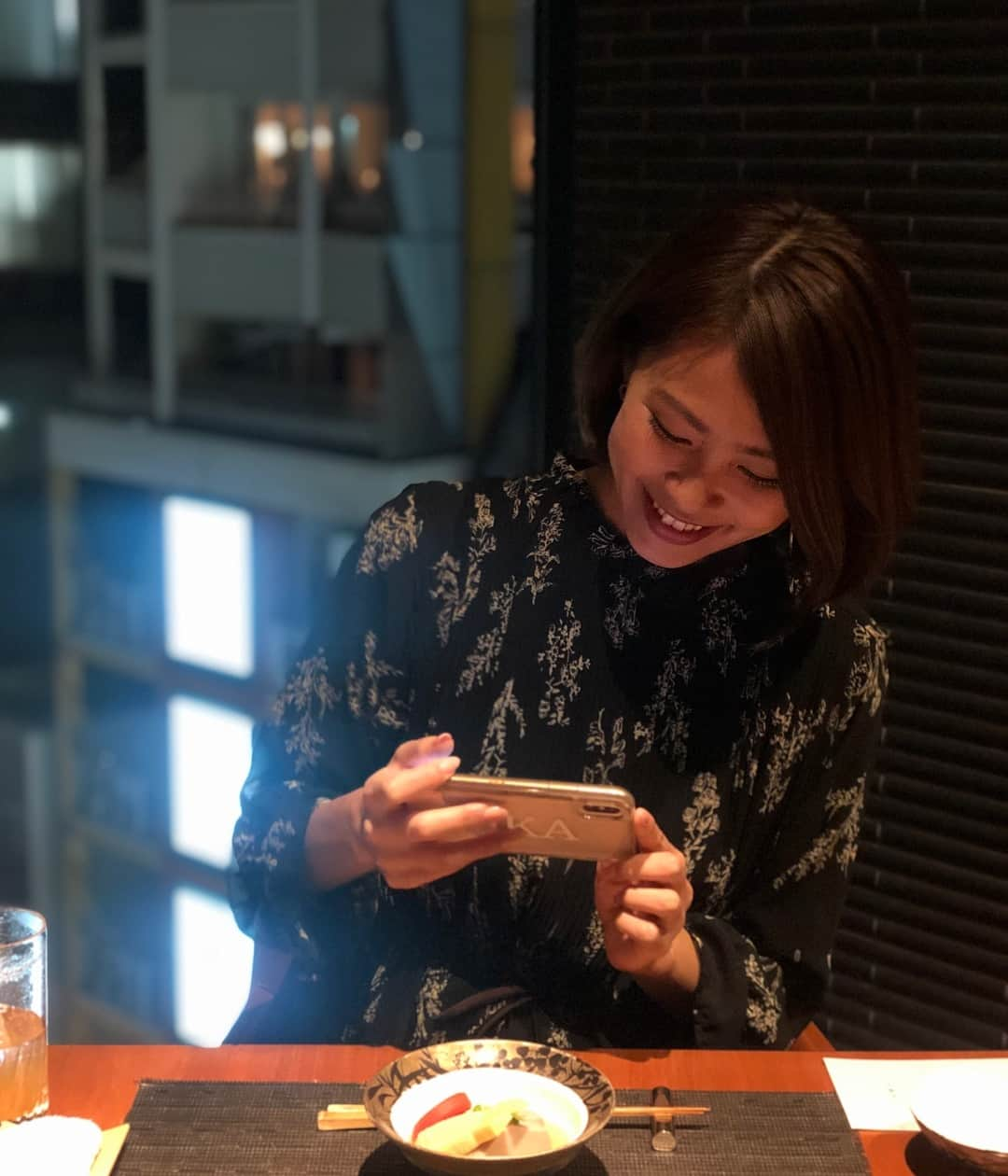 坂元美香さんのインスタグラム写真 - (坂元美香Instagram)「. 櫓庵治銀座店 @roaji.ginza でディナー🍽オーダーしたのは、活き造りメインコース『風』✨呼子のヤリイカの活き造りを初めて食べたのだけど、すごく甘くて美味しくて感動してしまった🤩佐賀の伊万里牛もすっごく美味しくて、活き造りと鉄板焼きを両方楽しめるお店って珍しいよね！器が全て有田焼でついつい写真を撮りたくなってしまうくらい素敵なの。ちょっとしたお祝いや会食、接待にちょうど良い感じで30〜50代にオススメかも。本店は佐賀なんだって。うちは夫の両親が佐賀出身なのですごい親近感湧いてお店の方ともお話が弾んですっごく楽しかったー！次はランチにも来てみたいな♪ . #櫓庵治銀座店 #銀座ディナー #銀座ランチ #活き造り #佐賀 #呼子のイカ #PR #ぐるなび #坂元食べログ」1月25日 21時34分 - mika_saka