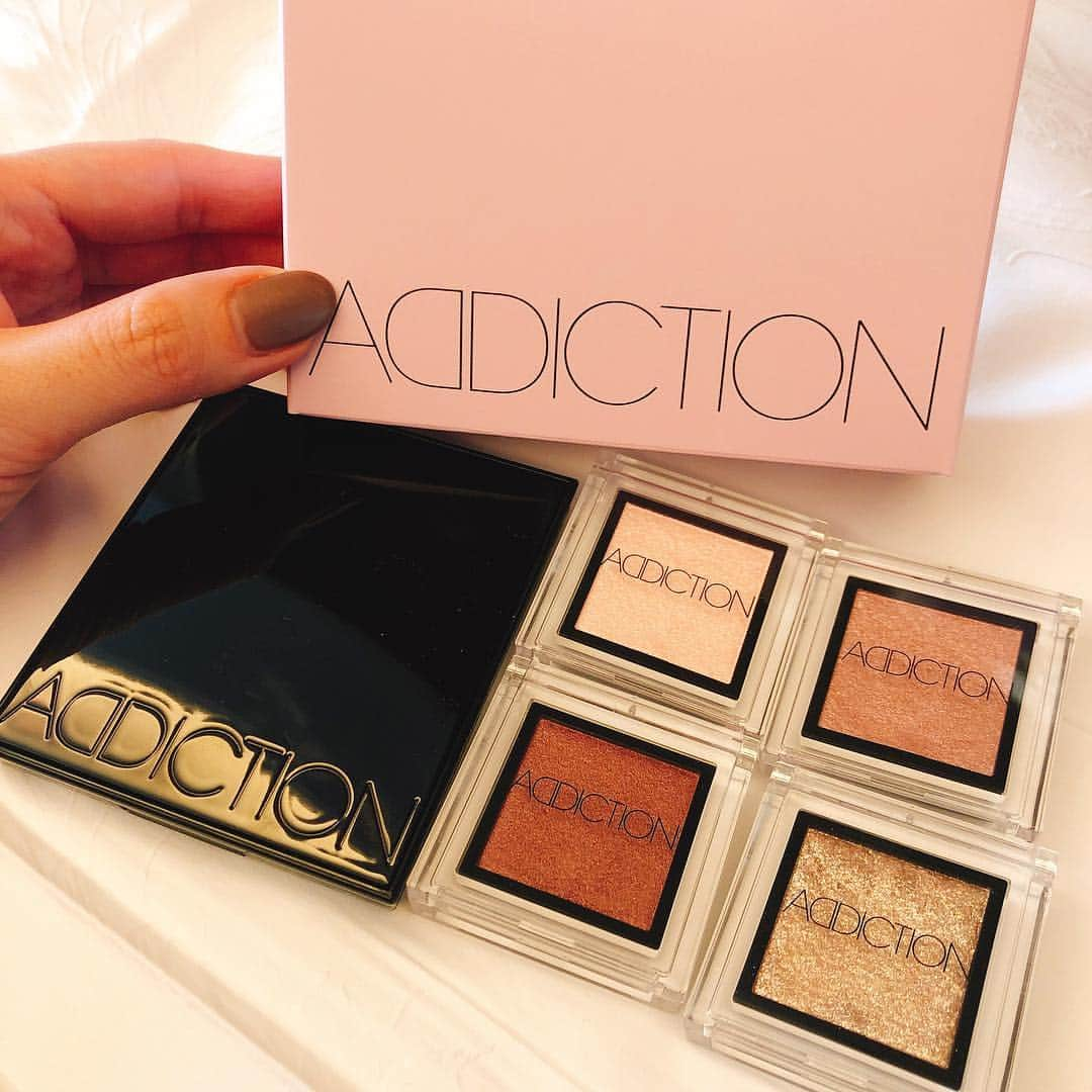 森田真結子さんのインスタグラム写真 - (森田真結子Instagram)「【#ADDICTION】 #theeyeshadow  JALの機内販売で安かったので買っちゃった～♡ いつもブラウン・ゴールド系ばかりなので、ピンク・ベージュ系にチャレンジ。  #78SakuraStorm #80CryBaby #85ShanghaiBreakfast #92Mariage  可愛過ぎない落ち着いたピンクの#80 と なんにでも合いそうな#92 が使い勝手良さそう～  #コスメ #cosme #cosmetics #アイシャドウ #eyeshadow #機内販売 #inflightshopping」1月25日 21時34分 - mayodarts