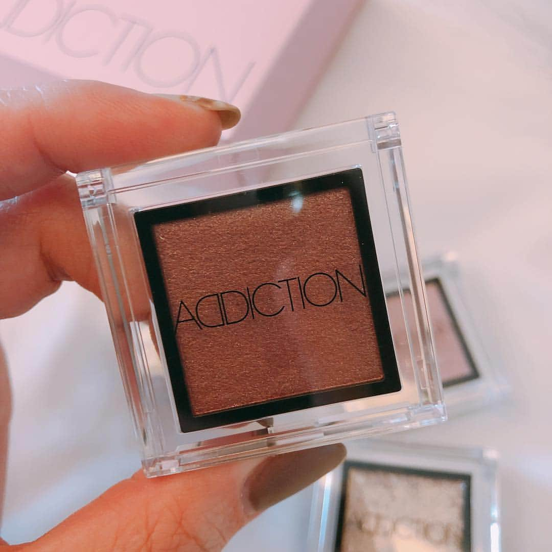 森田真結子さんのインスタグラム写真 - (森田真結子Instagram)「【#ADDICTION】 #theeyeshadow  JALの機内販売で安かったので買っちゃった～♡ いつもブラウン・ゴールド系ばかりなので、ピンク・ベージュ系にチャレンジ。  #78SakuraStorm #80CryBaby #85ShanghaiBreakfast #92Mariage  可愛過ぎない落ち着いたピンクの#80 と なんにでも合いそうな#92 が使い勝手良さそう～  #コスメ #cosme #cosmetics #アイシャドウ #eyeshadow #機内販売 #inflightshopping」1月25日 21時34分 - mayodarts