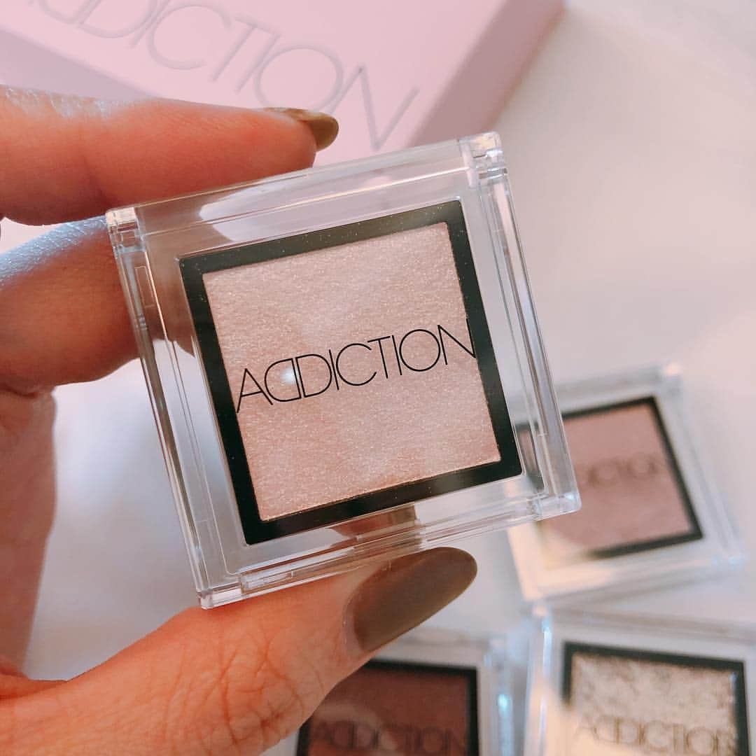 森田真結子さんのインスタグラム写真 - (森田真結子Instagram)「【#ADDICTION】 #theeyeshadow  JALの機内販売で安かったので買っちゃった～♡ いつもブラウン・ゴールド系ばかりなので、ピンク・ベージュ系にチャレンジ。  #78SakuraStorm #80CryBaby #85ShanghaiBreakfast #92Mariage  可愛過ぎない落ち着いたピンクの#80 と なんにでも合いそうな#92 が使い勝手良さそう～  #コスメ #cosme #cosmetics #アイシャドウ #eyeshadow #機内販売 #inflightshopping」1月25日 21時34分 - mayodarts