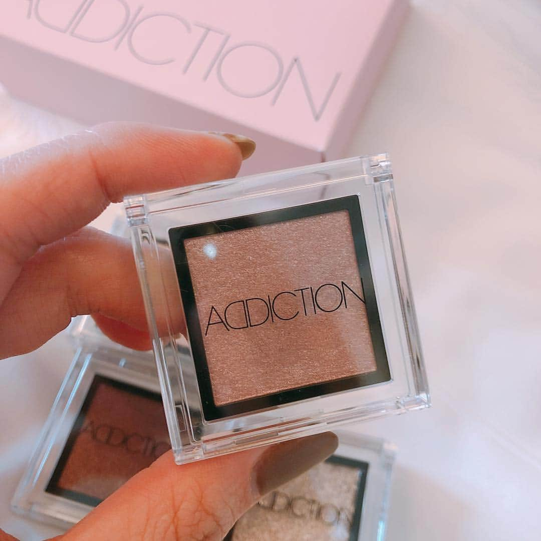 森田真結子さんのインスタグラム写真 - (森田真結子Instagram)「【#ADDICTION】 #theeyeshadow  JALの機内販売で安かったので買っちゃった～♡ いつもブラウン・ゴールド系ばかりなので、ピンク・ベージュ系にチャレンジ。  #78SakuraStorm #80CryBaby #85ShanghaiBreakfast #92Mariage  可愛過ぎない落ち着いたピンクの#80 と なんにでも合いそうな#92 が使い勝手良さそう～  #コスメ #cosme #cosmetics #アイシャドウ #eyeshadow #機内販売 #inflightshopping」1月25日 21時34分 - mayodarts