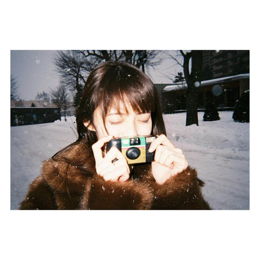 鈴木ゆうかさんのインスタグラム写真 - (鈴木ゆうかInstagram)「. . 北海道 ☃️ . 生まれて初めて雪の結晶を目でみた！ 雪の中の写ルンですかわいいンです . #寒すぎて鼻赤い  #北海道 #写真すごいあるからまた載せるね」1月25日 21時35分 - yuu_pl