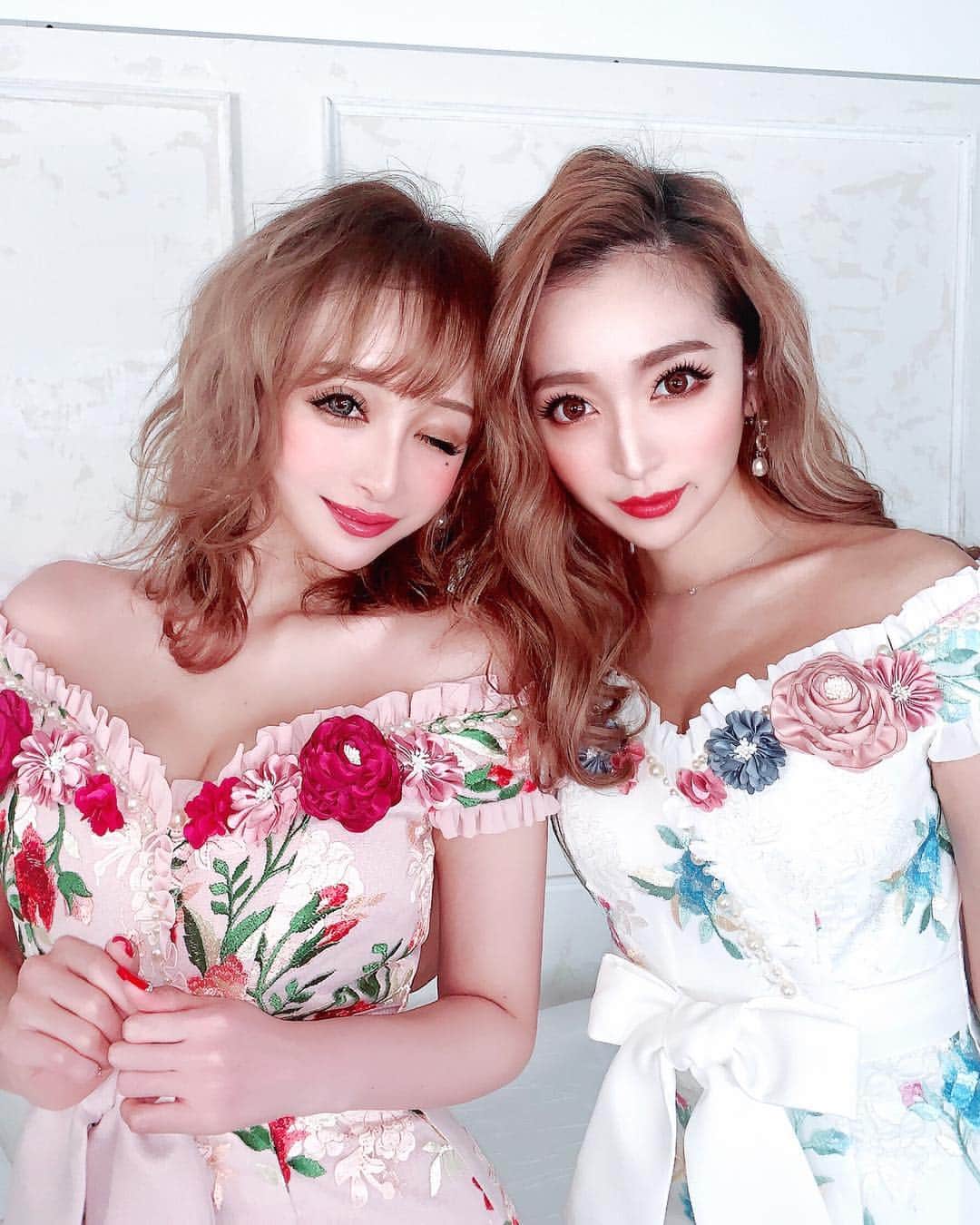 のインスタグラム：「#👭#📸#👗#🌹 ✨ . 💜 かなにゃん💜 @kanaxxy_0421 💜と 何気 お初の #組み撮影 🤭🤗💞 大好きな @dress_sugar 様の #ドレス を #色違い で何着か 一緒に撮影したよ ( ✌︎'ω')✌︎🤤💋 . 他にも #可愛すぎるドレス があり過ぎて.. 今回も #モチベーション 高まりましたとさ ッ😘 発売お楽しみに 👗💋💞💞 #シュガードレス #美女 #美人 #かなえちゃん #sugardress #dress #twins #shooting #happy #かなさき💜 #LOVE 💋」