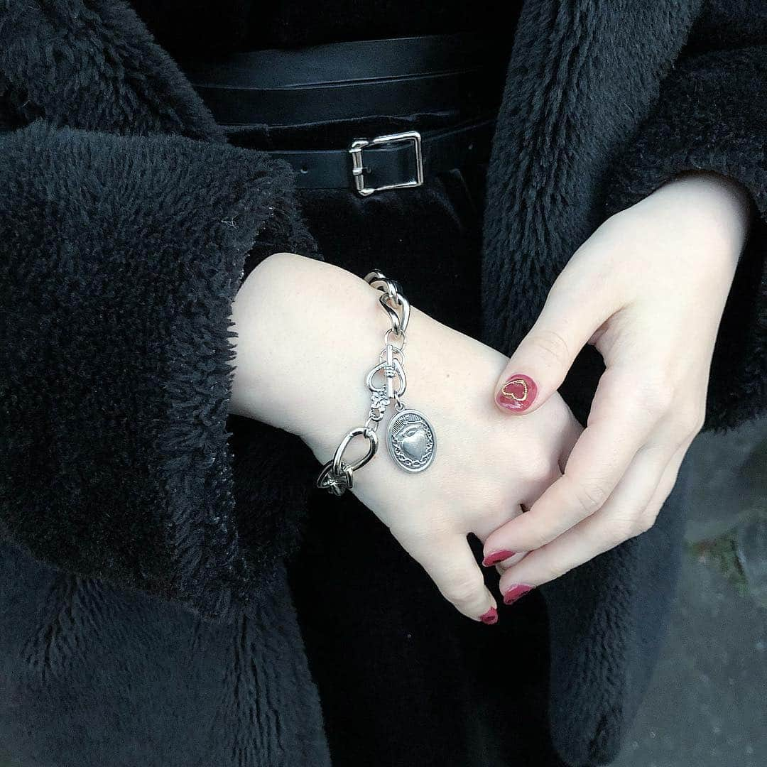 Midnight Dreamy Secretのインスタグラム：「ハートメダイビッグチェーンブレスレット⛓🖤 Heart Medal Big Chains Bracelet🖤⛓ . ¥1,800」