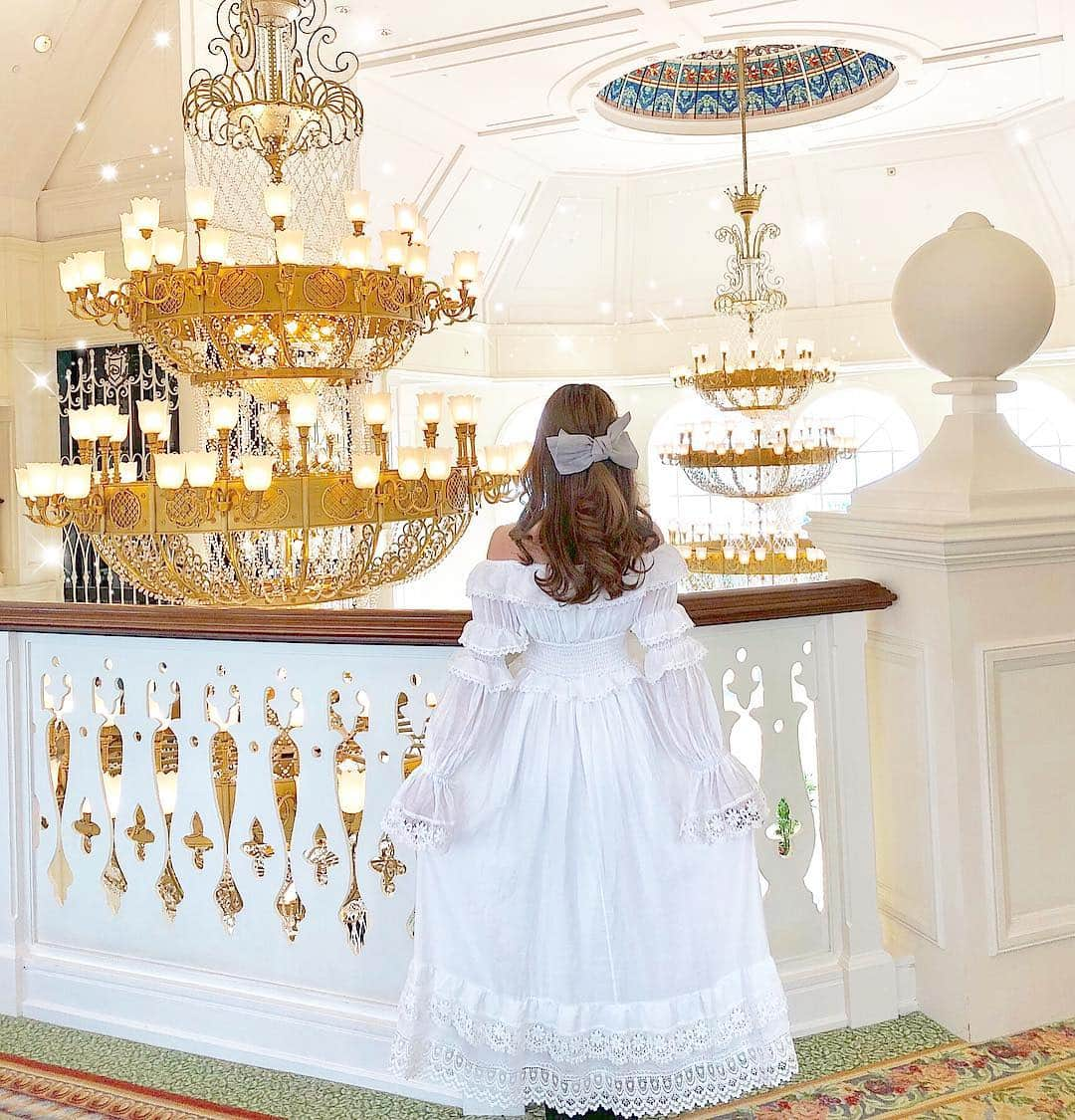 Isakoさんのインスタグラム写真 - (IsakoInstagram)「. Today’s special moments are  tomorrow’s memories🏰💓 . Disneyland hotel の7階にある キングダムクラブ👸💕 この素敵過ぎる瞬間を忘れない..💫 . アナ雪のスイートルームも見学させて もらったけれど本当に素敵でした💕 . . . . . #香港ディズニーランド #PR #香港ディズニーランド限定 #香港ディズニーマジック#女子会#ドレス#dress #プリンセス #お部屋 #お姫様 #パジャマ #ネグリジェ #ワンピース #ルームウェア #nightdress #pajamas #homewares #roomwear #withsun #negligee#negligeepajamarie #nightdress #princess」1月25日 22時11分 - ichaaako