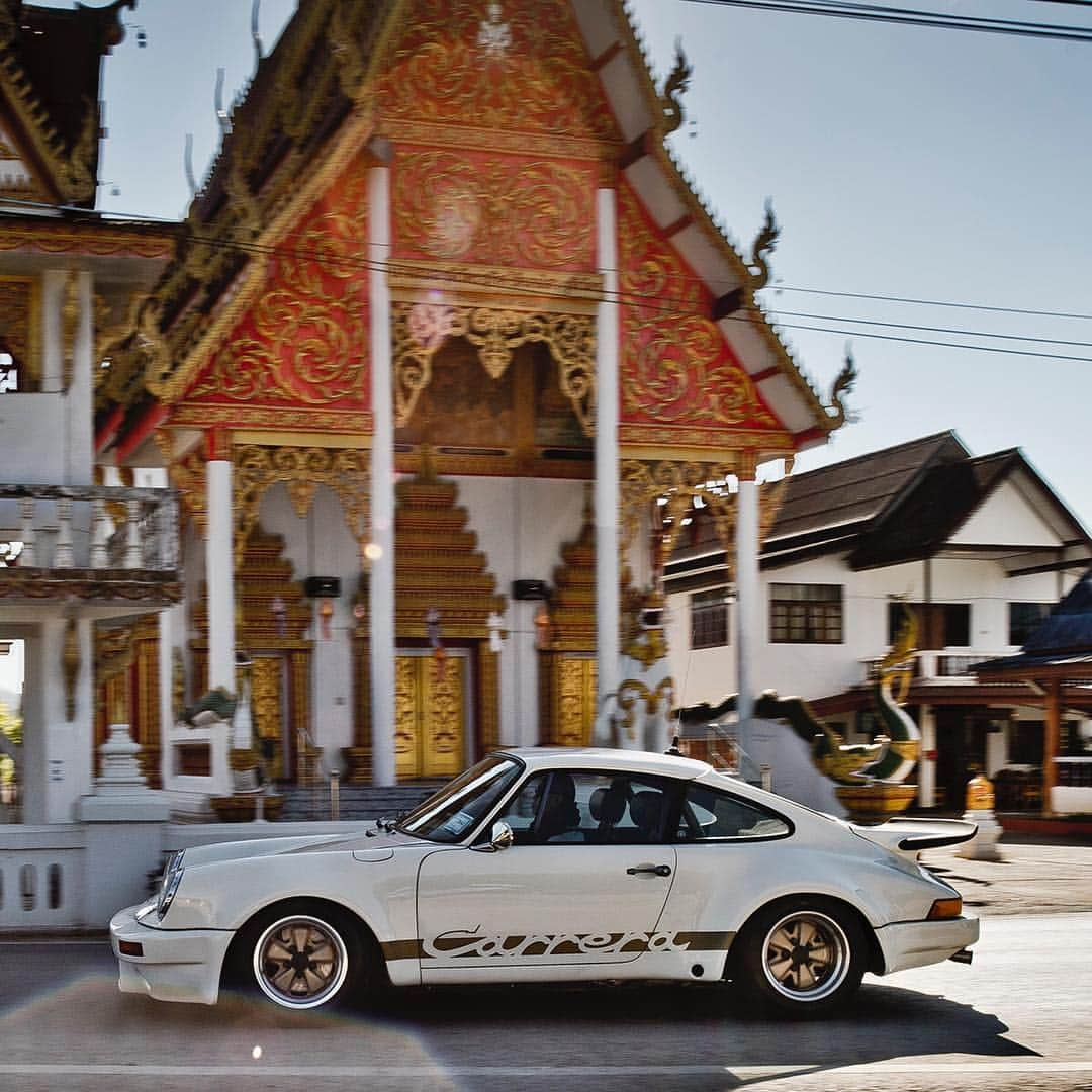 Porscheさんのインスタグラム写真 - (PorscheInstagram)「Road-tripping some of the world's best driving roads. @tennster, Executive Editor of GT Porsche Thailand, invited @curvesmagazin founder Stefan Bogner to discover 400km of Thailand's mountainous countryside together with Porsche enthusiasts. Watch our IGTV video to see the whole story. #Porsche #roadtrip #PorscheThailand #Thailand」1月25日 22時28分 - porsche