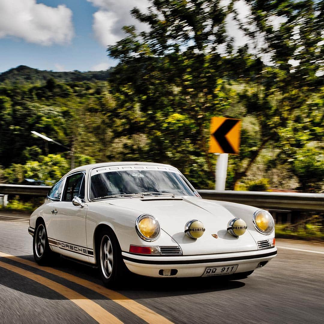 Porscheさんのインスタグラム写真 - (PorscheInstagram)「Road-tripping some of the world's best driving roads. @tennster, Executive Editor of GT Porsche Thailand, invited @curvesmagazin founder Stefan Bogner to discover 400km of Thailand's mountainous countryside together with Porsche enthusiasts. Watch our IGTV video to see the whole story. #Porsche #roadtrip #PorscheThailand #Thailand」1月25日 22時28分 - porsche