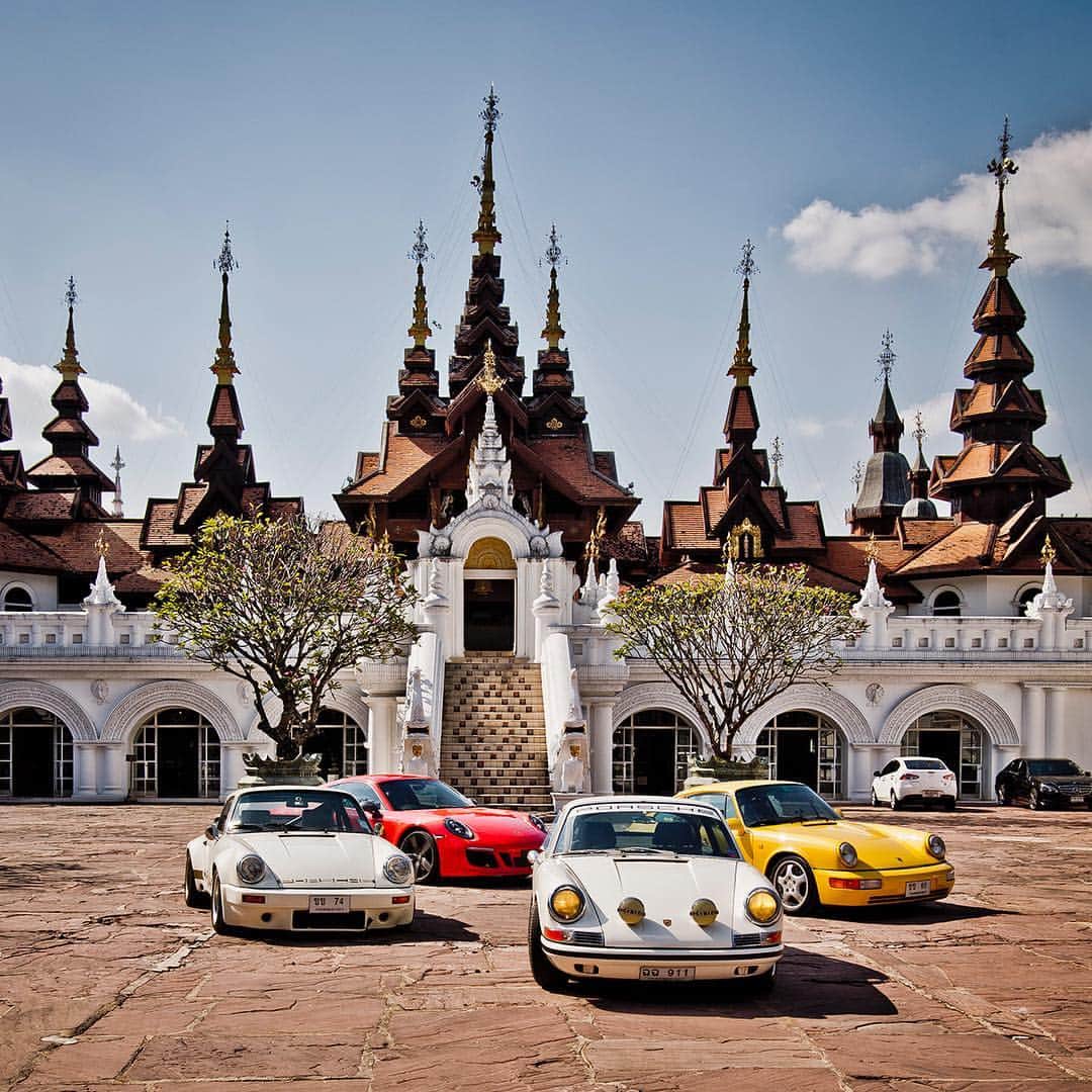 Porscheさんのインスタグラム写真 - (PorscheInstagram)「Road-tripping some of the world's best driving roads. @tennster, Executive Editor of GT Porsche Thailand, invited @curvesmagazin founder Stefan Bogner to discover 400km of Thailand's mountainous countryside together with Porsche enthusiasts. Watch our IGTV video to see the whole story. #Porsche #roadtrip #PorscheThailand #Thailand」1月25日 22時28分 - porsche