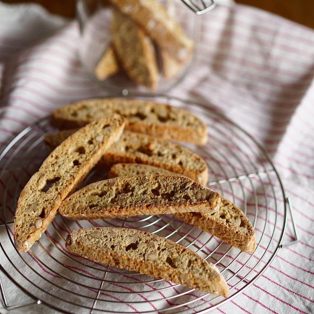 kyonkousaのインスタグラム：「昨日は、家で暇してたお兄ちゃんと一緒にお菓子作り。笑 . . 何が食べたいか聞いたらふわふわよりもサクッとしたものが食べたいと言うので、家にあったナッツ類をプラスしてビスコッティを作りました。 . サクッと言うか、、かために仕上がりました😂 . 簡単なのでほぼお兄ちゃんに作ってもらったけど、楽しかったみたいでまた作りたいと言ってくれてなんか嬉しい〜☻ . . . . 今日も楽しい一日を〜♩ . . . . . . #おやつ #ビスコッティ #sweets #手作りおやつ #homemade #キナリノ #暮らし #暮らしを楽しむ #楽しい時間 #くらし #いただきます #テーブルフォト#instagramjapan #ig_japan #instafood #instajapan #LIN_stagrammer #delistagrammer #IGersJP #デリスタグラマー#onthetable #日々 #日々のこと」