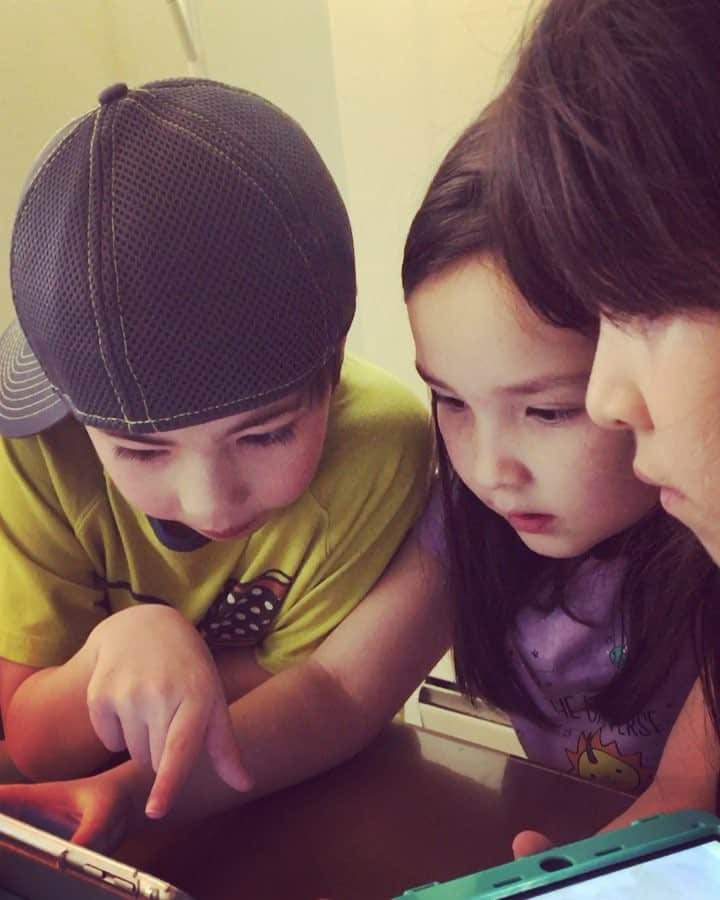 バイリンガル3兄妹のインスタグラム：「名探偵3人組！﻿ ﻿ 階段にお人形を置いといたら(写真2枚目)﻿ ﻿ 誰も書いた覚えのない丸が落書きされてて﻿ (写真3枚目)﻿ ﻿ これは！！﻿ きっとlubavella(人形)が書いたに違いない！﻿ ﻿ って話になって3人で大騒ぎ！！﻿ ﻿ 人形が動いてる証拠をおさえようと﻿ ﻿ iPadで誰もみてない間の人形の様子を録画したり﻿ ﻿ ネットでluvabellaの怖い噂がないか検索した3人。﻿ ﻿ 「Is luvabella creepy? haunted?」﻿ (ルバベラは不気味？おばけ？)﻿ ﻿ に対して出てきた答えは…﻿ ﻿ ﻿ ﻿ 「what!?!?」(え!?)﻿ ﻿ ﻿ ﻿ 「most popular Christmas present idea...」﻿ (Luvavellaはもっとも人気のあるクリスマスプレゼント候補です🎁❤️)﻿ ﻿ ﻿ ﻿ 検査結果を見て拍子抜けした3人でした。笑﻿ ﻿ あーしかし、﻿ ほんっとに何十分もこの件に関して3人で真剣な顔して会議したり調べたり証拠掴もうとしたりしてて﻿ ﻿ ちょーーーーーかわいかった😂﻿ ﻿ 誰1人信じて疑ってないんだよ、﻿ そんなことがあるわけないって。﻿ ﻿ 絶対丸書いたの華だと思うけどねー笑﻿ ﻿ とかいいつつ…﻿ 本当にluvabellaの仕業だったりして…﻿ ﻿ これがドラマなら私がこうやってスマホいじってる後ろで人形がそっと私の方を見て笑う…ってとこでCMいくね。﻿ ﻿ #名探偵 #人形 #仲良し#犯人は誰だ﻿ #バイリンガル3兄妹」