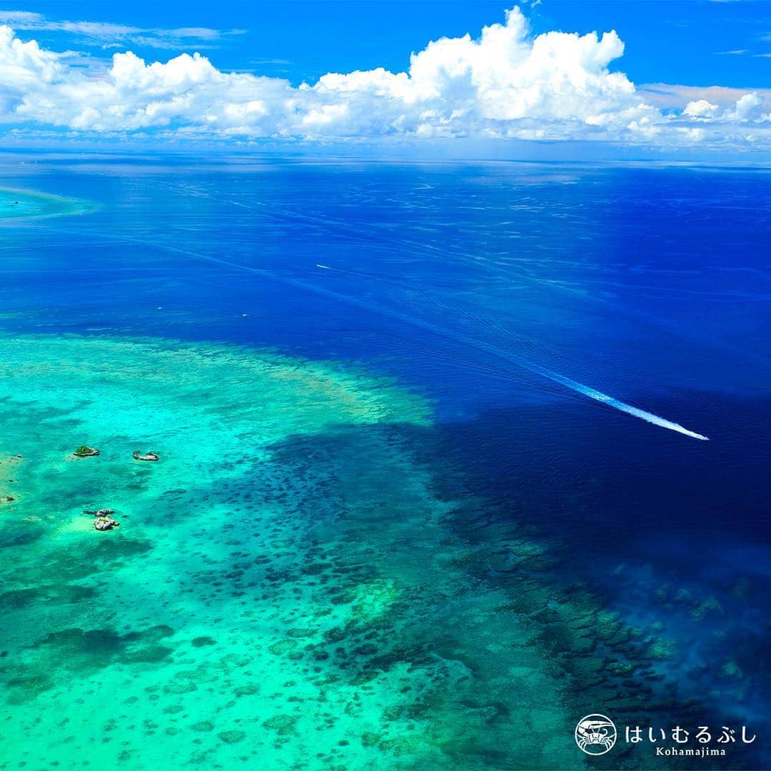 HAIMURUBUSHI はいむるぶしさんのインスタグラム写真 - (HAIMURUBUSHI はいむるぶしInstagram)「夏の日の穏やかな海…  凪いだ瑠璃色の海を高速船が滑走し島と島を結びます。#沖縄 #八重山諸島 #サンゴ礁 #海 #はいむるぶし #japan #okinawa #yaeyamaislands #coral #bluesea #haimurubushi」1月26日 0時51分 - haimurubushi_resorts