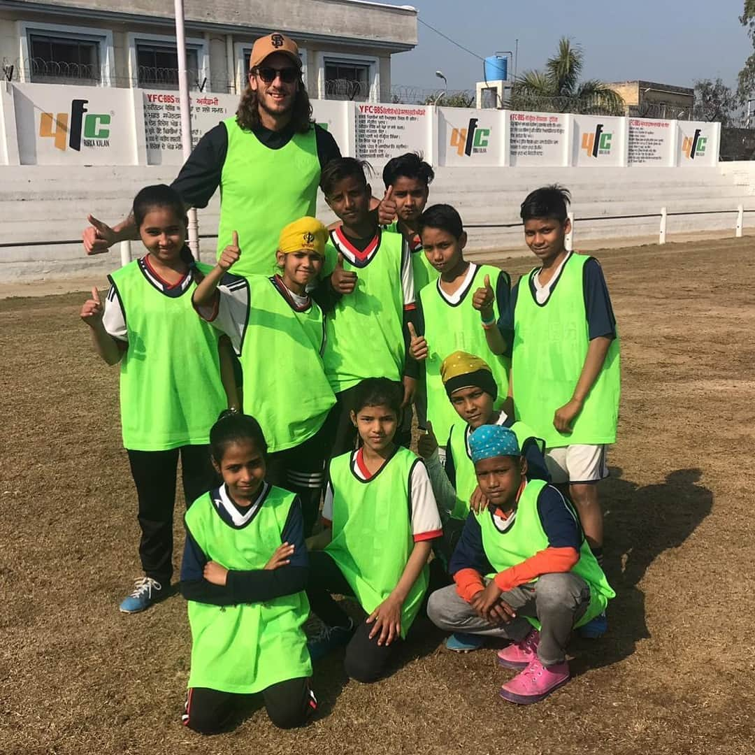 ヨナス・オルソンのインスタグラム：「My my my it’s a beautiful game ⚽️ 🇮🇳 #punjab #india #delhi #soccer #football  @jonasolssonfoundation3 @breatheeasyindia @yfcrurkakalanindia @emilnerme」