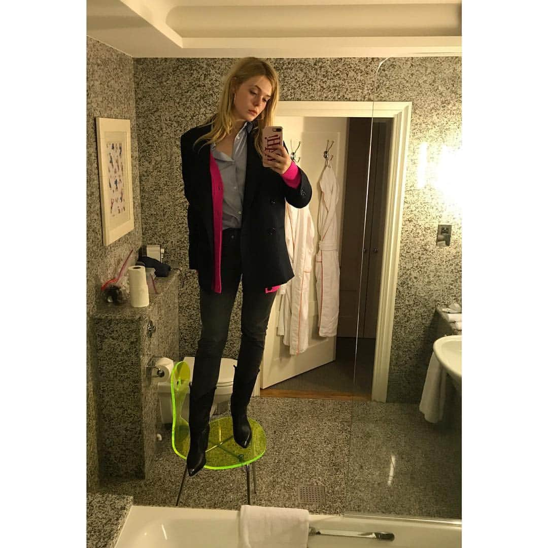 エル・ファニングさんのインスタグラム写真 - (エル・ファニングInstagram)「Only way to see full look. The pop of 💚 really completes it.」1月26日 4時06分 - ellefanning