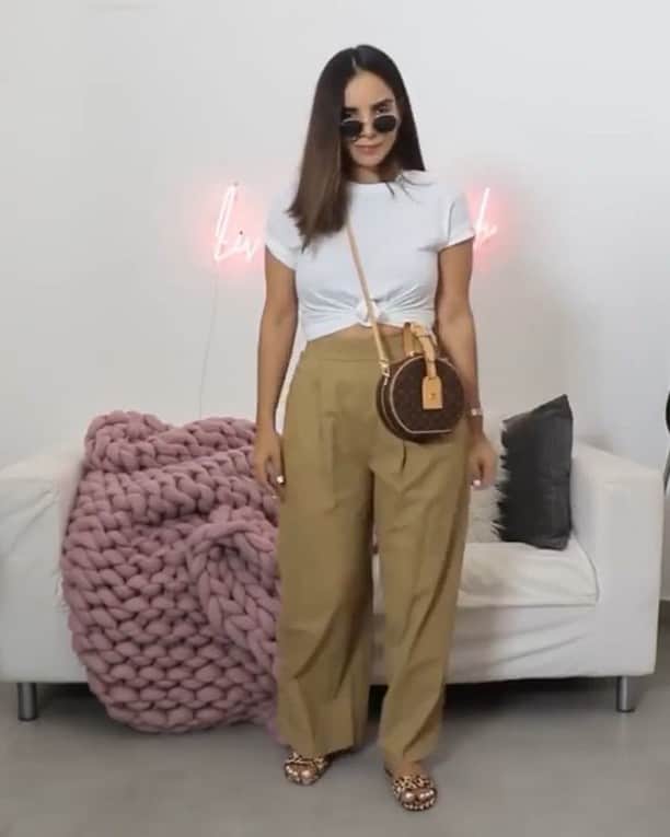 のインスタグラム：「8+ ways to wear a T-shirt What do you guys think? 👍🏼👎🏼 I have always love these type of videos don’t know why bloggers stop doing them🤔 SHOULD I START DOING VIDEOS LIKE THIS❓ . . .oh snap @glencyfeliz  I’m soooo sorry I forgot to tag you 🙈 . #outfits #outfitinspo #outfitideas #outfitinspiration #outfittoday #ootd #style #streetstyle #Streetfashion」