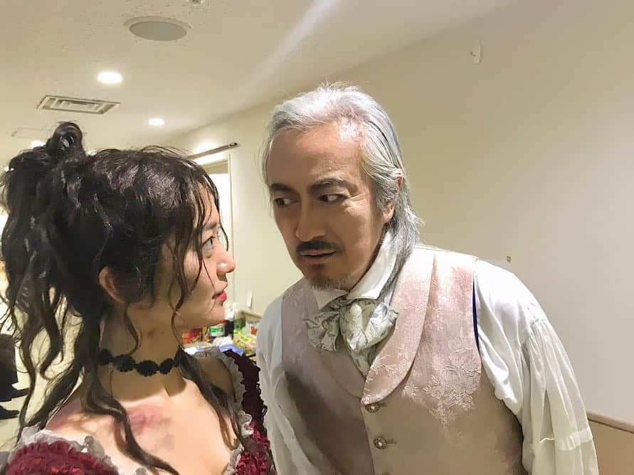 大島優子さんのインスタグラム写真 - (大島優子Instagram)「なんと！ 今回の舞台で ディズニーピクサー作品の 「メリダとおそろしの森」の家族が集合してるんです  塩田朋子さん(エリノア王妃•メリダ母) 山路和弘さん(ファーガス王•メリダ父)  吹き替え収録の時にはお会いできなかったので まさかここで逢えるなんて✨  だけど、罪と罰ではまったく違うキャラクターのおふたり。 素敵です  What a coincidence! Merida’s family has gathered to this play. I couldn’t meet them when I worked on voice over so it’s the first time we get together✨ However, they are acting totally different characters on the stage of Crime and Punishment They are awesome!!! #罪と罰 #crimeandpunishment」1月26日 17時27分 - yuk00shima