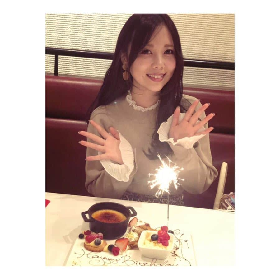 西村季里子さんのインスタグラム写真 - (西村季里子Instagram)「・ デザートも選べるコース料理にしてたから、 まさかサプライズでバースデープレートが 出てくるとは思わなくてびっくりした😭💘 「Happy birthday Kinanさん🎂」 って言われて、Kinanって呼ばれるのが 久しぶりすぎて忘れてた😂😂 あ〜〜〜幸せ美味しかった🥰 #lamerepoulard #ラメールプラール#有楽町 #バースデー#バースデープレート  #サプライズ#デザート#ケーキ#🎂 #コース料理#しっかり食べたのに #デザートもペロリ#自分怖いわー #Kinan#きなん#って久しぶりに言われた #反応できなかった#私kinanだったわ #followme #follow」1月26日 18時39分 - kiriko_nishimura