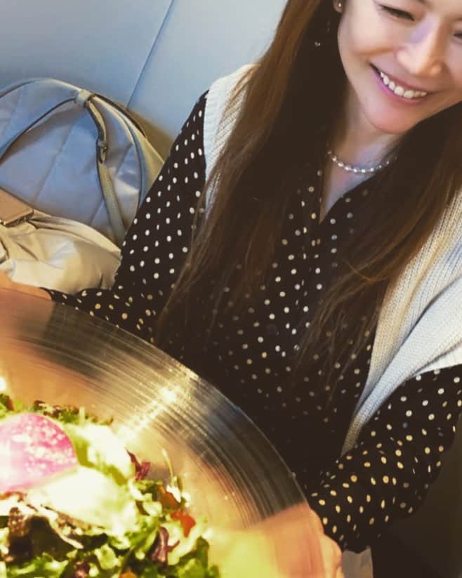 青田典子さんのインスタグラム写真 - (青田典子Instagram)「日比谷ミッドタウン内にある、 #ビルボードカフェで打ち合わせしました ✨✨✨ LPのような大きなガラスの器にフレッシュな野菜がたくさんのっている 美味しいランチ食べました💖」1月26日 10時39分 - norikoaota