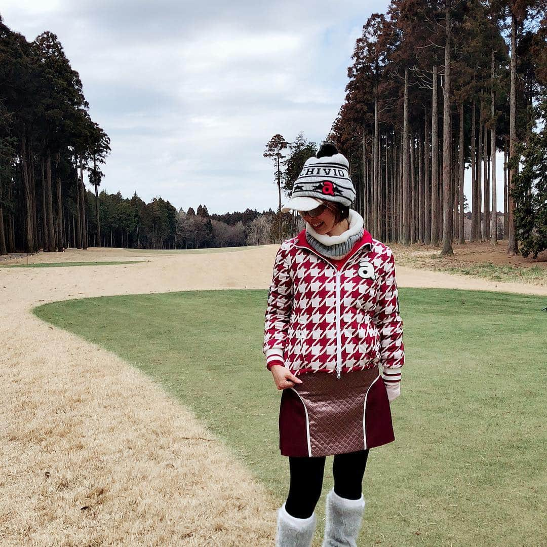 宮崎宣子さんのインスタグラム写真 - (宮崎宣子Instagram)「このアウターは、リバーシブルなんです⛳️🏌️‍♀️ 2回楽しめてお得😊 はじめは寒いんだけど、段々と暑くなって、お昼には玲奈ちゃんも私も厚手のアウターは脱いでました😅💦 冬ゴルフは、気温差がかなりあるので、暑さ寒さ対策が大事ですよー‼️ #リバーシブル #冬ゴルフコーデ #お得感 #ゴルフウェア #アルチビオ #ビームスゴルフ #ゴルフ女子 #golfwear #golfgirl #golf #wintergolf #archivio #beamsgolf」1月26日 10時51分 - miyazaki_nobuko