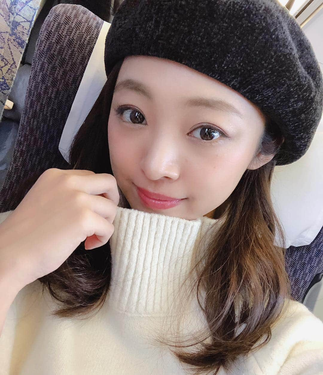 青木茉耶さんのインスタグラム写真 - (青木茉耶Instagram)「＊ . 25歳になりました🤭 . . ついに、アラサーの始まりです🤷🏻‍♀️ . 現実の年齢と自分の感覚が 違いすぎてついて行けませんが、、w 大人の女性になれるように頑張ります🤦🏻‍♀️ . . #25歳 #両親に感謝 #今年も一年 #幸せに #笑顔で #過ごします #今日のメイク #ピンクブラウン #メイク #ベレー帽 #冬コーデ #maya私服 #code #makeup #selfie #instagood」1月26日 11時38分 - ma_ya_126