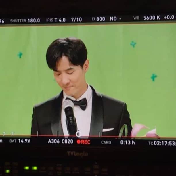 キム・ジソクのインスタグラム：「. 마지막 촬영날 마지막씬에서 감독님은 오케이 싸인 대신 “모두들 행복해지세요”라고 하셨다. 저 행복이란 두단어가 주는 또다른 설레임. ‘행복🙏’ 톱스타유백이를 만나게되서 행복했고 우리 모두 함께할수있어서 행복했고 그 행복을 또 나눠줄수있음에 참 행복했다. .🍀네잎 클로버처럼 찾기 쉽지않은 행운을 가져다 주는 드라마가 아닌, 바쁜 일상속에 원래 잊고있던 행복이 우리 가까이 있었음을 일깨워준 ☘️세잎 클로버같은 고마운 우리 이 드라마..는.....요..... 다시보기는천오백원인데올레가입하셔서할인받으시면7일 단편구매에1200원이구요,월정액패키지권사용하셔서소장하시면 전회13000원입니다.재방송은토화수목tvn과Otvn에서찾아보실수있습니다(tvn관계자분들보고계시죠)소장용dvd도혹시내주신다면진심감사히잘받겠습니다.시즌2만들어주시면유부남유백이도정말열심히하겠습니다(소민아보고있니) . .“행복이라는 프레임 안에 우리모두 접.수~💚”」