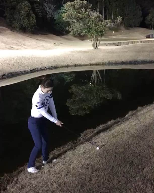 鶴岡果恋のインスタグラム：「画像越しから見てるとそんなにきつそうには見えないけど、そこに立って構えると 目が飛び出そうな位にキッツい傾斜地だったのに 人生で一番良かったかも？！なショットできて 30センチ位にべたぴん😄 イエイ、という動画でした。😄 #ゴルフ」