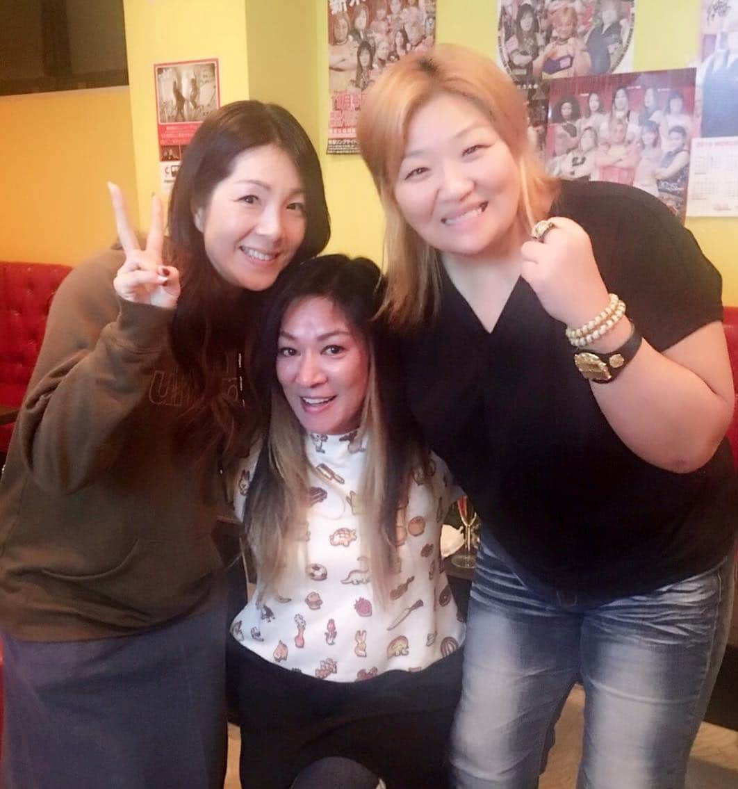 井上貴子のインスタグラム：「昨日のめしくい亭のあとは 当然同じ武蔵小山にある 井上京子選手のお店「あかゆ」へ。  ジャガーさんがファン交流会を やっているのを知っていたので ジャガーさんに内緒で乱入^ ^  ジャガーさんから ハグ&KISS頂いたーー♡  まるで我が子を抱くような ジャガーさんの手… 優しい心が滲み出ているね♡  タニーにも逢えたし とても楽しかったな^ ^  また行こうっと。  Happyで^ ^  #井上貴子  #LLPWX #女子プロレスラー #井上京子 #W井上 #全日本女子プロレス #ジャガー横田 #あかゆ #運命の人 #かおちゃん家でめしくい亭」
