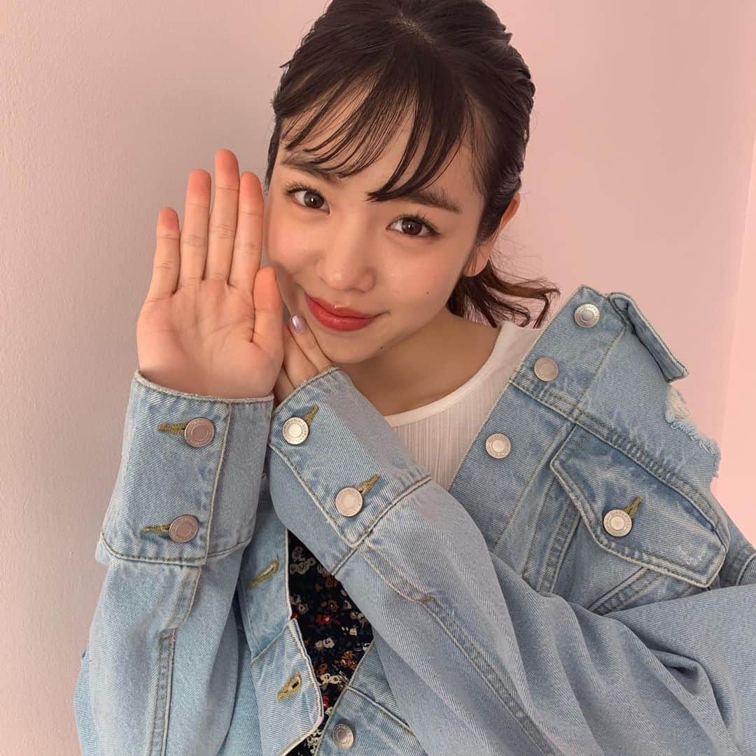 高橋有紀のインスタグラム：「先日の天使さま👼 全てが抜群でした。 明日はまゆうちゃんの女優業のオンエア日楽しみだね〜〜〜〜 #osakana_yuki  #横田真悠  #3A #ピンクのニット #窓際一番前の席」