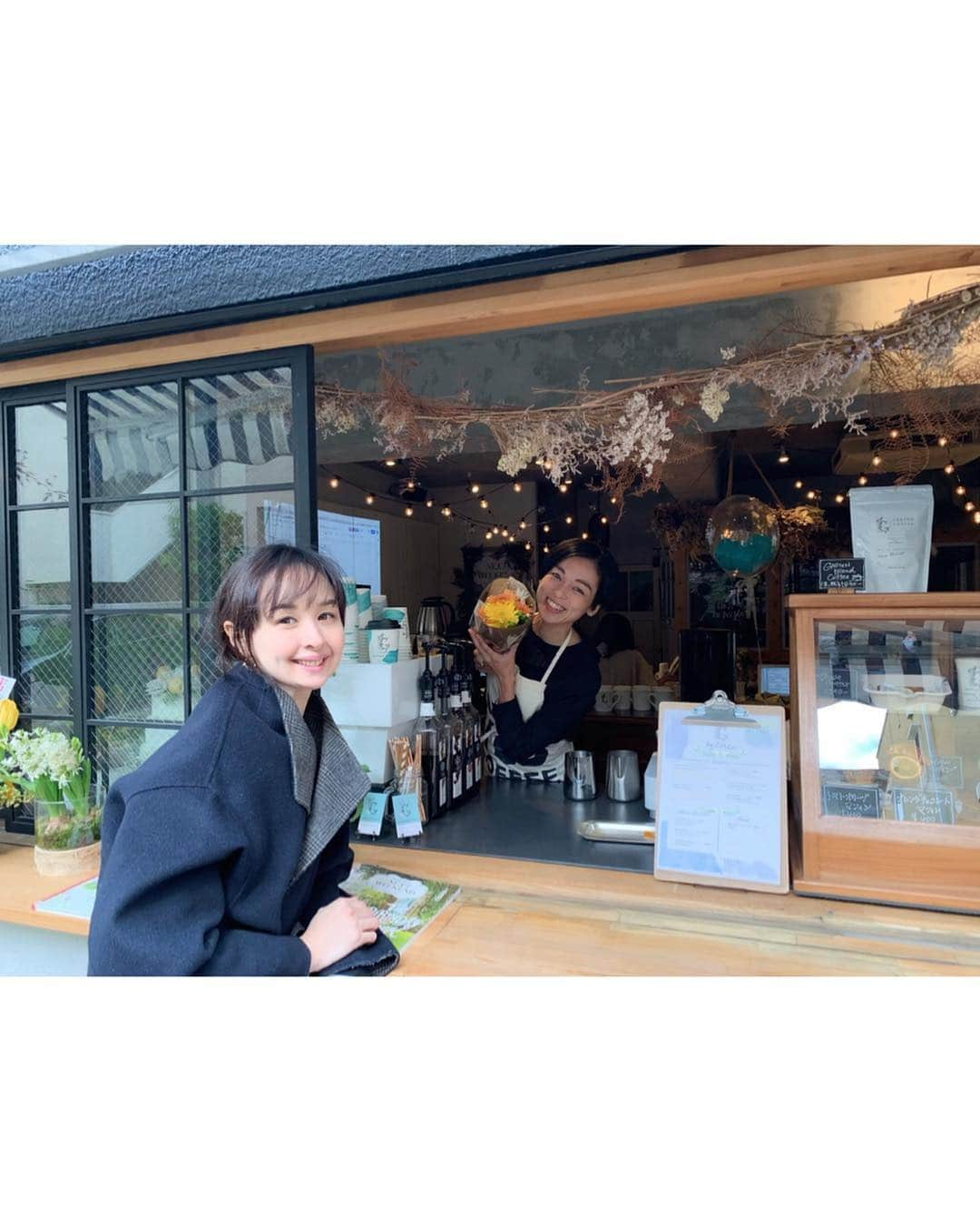 乙黒えりさんのインスタグラム写真 - (乙黒えりInstagram)「ちゃみの @gartencoffee  openのお祝いに🎉 チャミのように周りの空気をパッと明るくしてくれる黄色とオレンジのお花🌼を持って💐 #いつも美味しいコーヒーをありがとう #頑張ってね #外苑前 #ラテ #コーヒー」1月26日 12時50分 - ellyotoguro