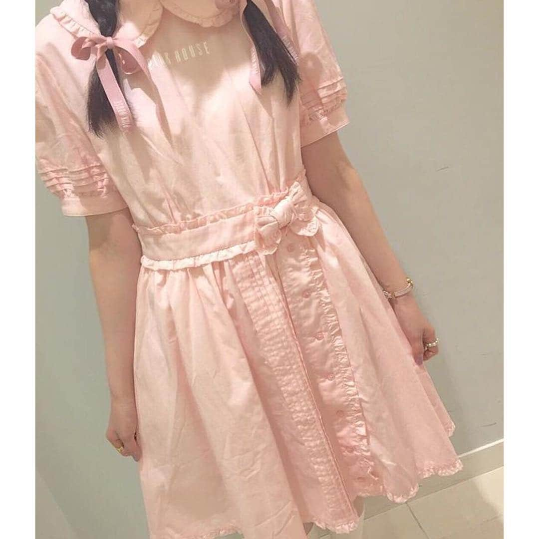 PINKHOUSE CHELSEAさんのインスタグラム写真 - (PINKHOUSE CHELSEAInstagram)「💜 お買い得商品のご紹介🌷 . . 綿ローンフリルワンピース🎀 60%OFF❣️ ¥24,000→¥9,600+tax . . . . . . ＊数が少なめとなっておりますので商品によってすぐ完売してしまう可能性がございます。ご了承くださいませ。 . . . 🍒お問い合わせ先　 伊勢丹新宿店本館２階＝イセタン ガール/ピンクハウスチェルシー 03-3352-1111（大代表） . . #ピンクハウスチェルシー #pinkhousechelsea #新宿伊勢丹 #sale」1月26日 19時00分 - pinkhouse_chelsea