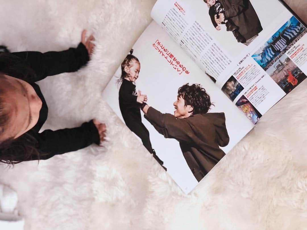 荻原桃子さんのインスタグラム写真 - (荻原桃子Instagram)「ご縁がありましてなんと雑誌の表紙デビューを果たしましたEITOさん🥺  中にもPAPAのインタビューと共にたくさん。  雑誌を見て あっPAPAだ！ あっEITOだ！  と大興奮。  とても良い記念になりました。 MADUROさん ありがとうございます🙏  #セブンイレブンに売ってるよ #2yearsold  #eitokohashi #MADURO」1月26日 14時48分 - momokoogihara