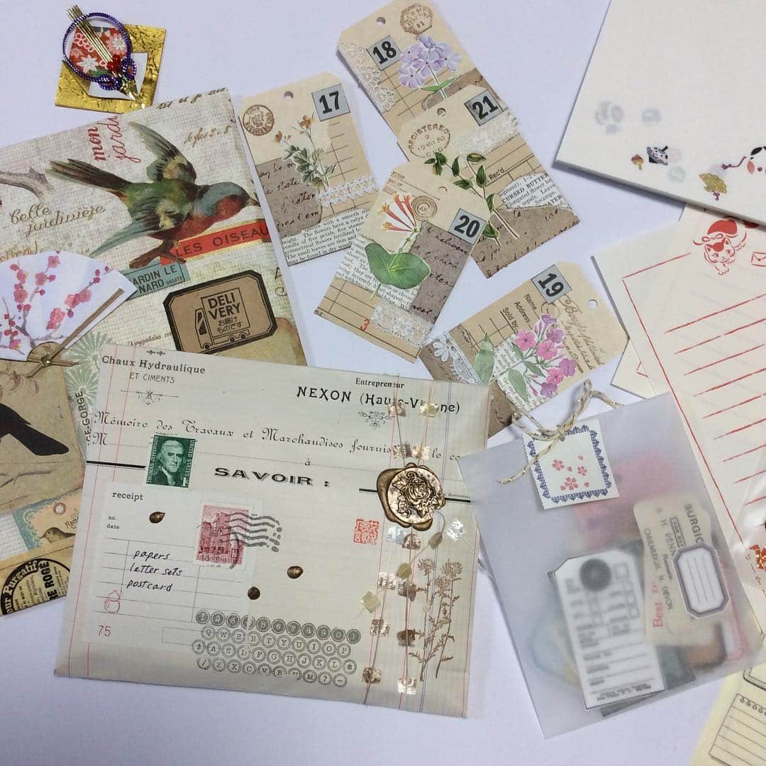 Akikoのインスタグラム：「A happy mail in progress💌. I’ve been late with mails for my friends and finally have started to do it again but slowly😅  お久しぶりです。しばらくお休みさせて頂いてた交換便の用意を再開しました。なかなか進みませんが、、、 #happymail#handmade#outgoing#swapmail#swap#instafriends#collage#papercollage#artmail#papers#paperaddict#tags#vintage#vintagestyle#snailmailrevolution#交換便#素敵便#スワップ#スワップメール#アートメール#インスタフレンド#コラージュ#紙モノ#紙モノ好き#ビンテージ#ビンテージペーパー#タグ#ビンテージスタイル#ペーパーコラージュ」
