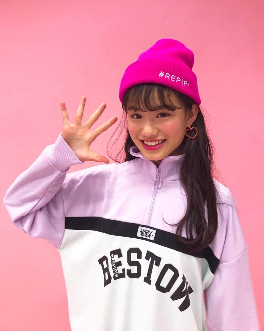 平日菜向のインスタグラム：「オフショ📷  この春はネオンカラーがはやり🌈✨ きのうオンエアされたYouTube #レピピちゃんねる では、ネオンカラーを取り入れたかわいいコーデを紹介してるよ！！ ぜひチェックしてね💕  わたしはこのニット帽がおすすめ！ #REPIPI のししゅうがすごくかわいいよね😍 . トップス  ニット帽 私服です🐻 → @repipi_armario . #repipiarmario #レピピアルマリオ #レピピ #レピピコーデ #レピピウェブモ #レピピウェブモ私服 . #ネオン #ネオンピンク #ネオンカラー #コーデ #fashion #fashiongram  #春 #春コーデ #spring #springfashion #トレンドファッション #myfavorite  #ニット帽 #ひなこーで💫  #平日菜向 #エイジアプロモーション」