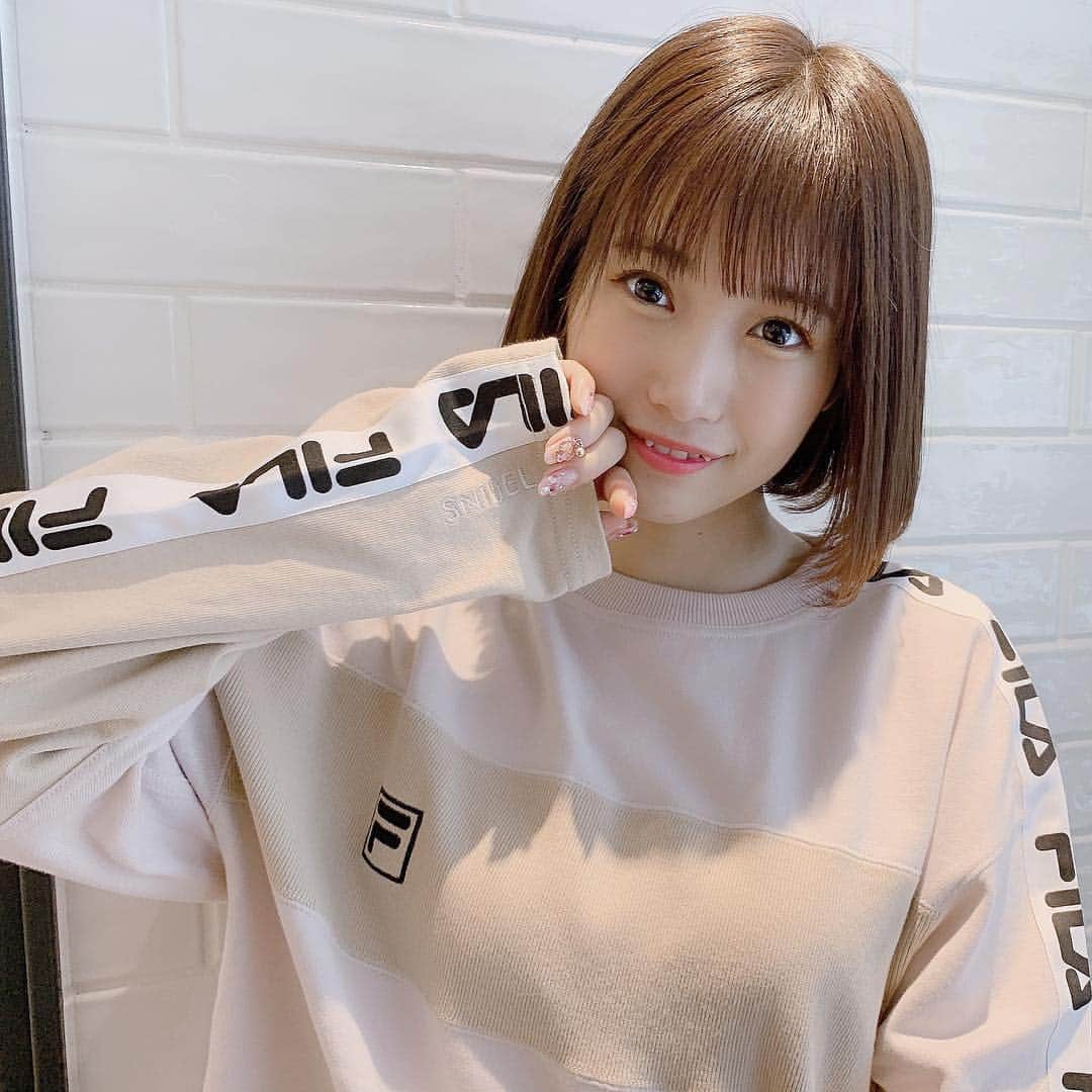 朝長美桜さんのインスタグラム写真 - (朝長美桜Instagram)「SNIDEL×FILA ﻿ ﻿ ﻿ ピンク×ベージュが可愛い😊﻿ 春にぴったり🌸﻿ ﻿ 袖にさりげなく SNIDEL ってロコが入ってるよ🙆‍♀️﻿ "きゅん"ポイント💫可愛い🥺﻿ ﻿ スカートは、前後ろどっちでも着れるんだって！﻿ わたしはボタンを後ろにしたよ〜✨﻿ くすみピンクが大人っぽいよね💗﻿ ﻿ #SNIDEL#snidel#fila#FILA#コラボ#春服#miocode#くすみピンク」1月26日 17時12分 - miochan_0517