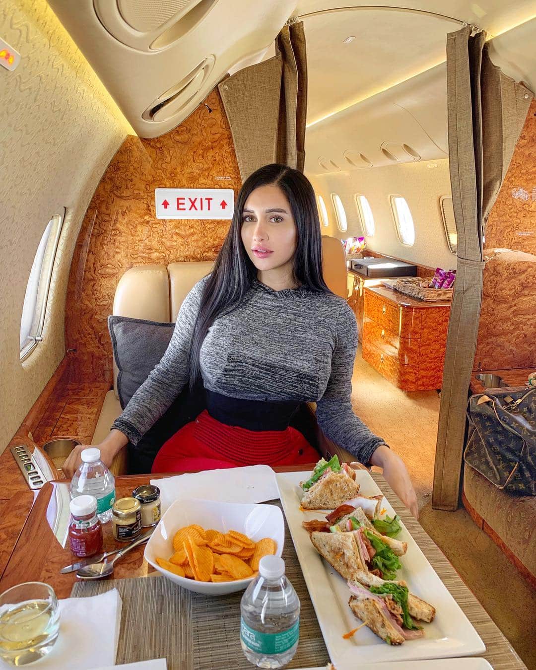 Joselyn Canoさんのインスタグラム写真 - (Joselyn CanoInstagram)「En route - This year I want to start doing a lot more traveling. What are you top favorite places that you recommend?」1月27日 2時57分 - joselyncano