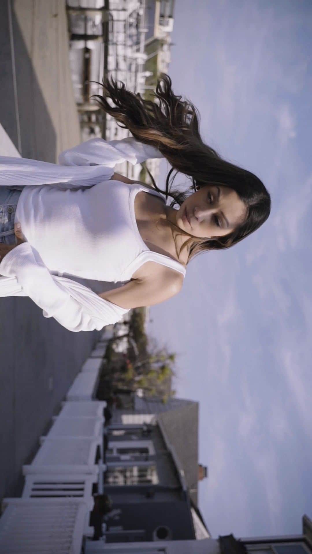 のインスタグラム：「Timeless styles. Premium knits. Garments you want to live in from day to night. #iamLAmade  DIRECTED / EDITED BY MAR (@worth_mar) STARRING AYESHA MAHALI (@ayeshamahali) MUSIC BY @galvanicmusic @verysickbeats」