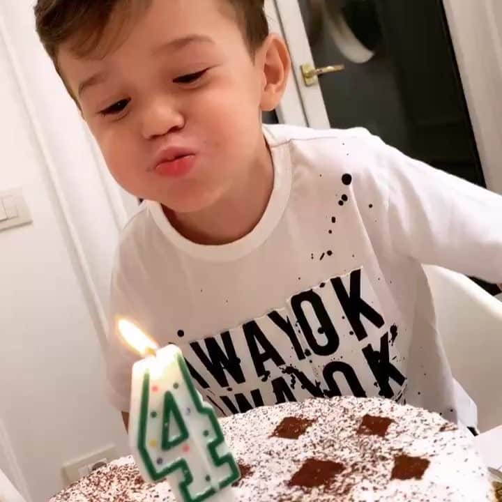 のインスタグラム：「Hoy esta cumpliendo 4 añitos un hombrecito que llego a nuestras vidas  para Alegrarnos y enseñarnos cada dia lo grande que es el amor❤️❤️ GRACIAS DIOS POR SU VIDA, por su salud y por que es un niño feliz✨✨ #happybirthday @d_ospina1 ❤️」