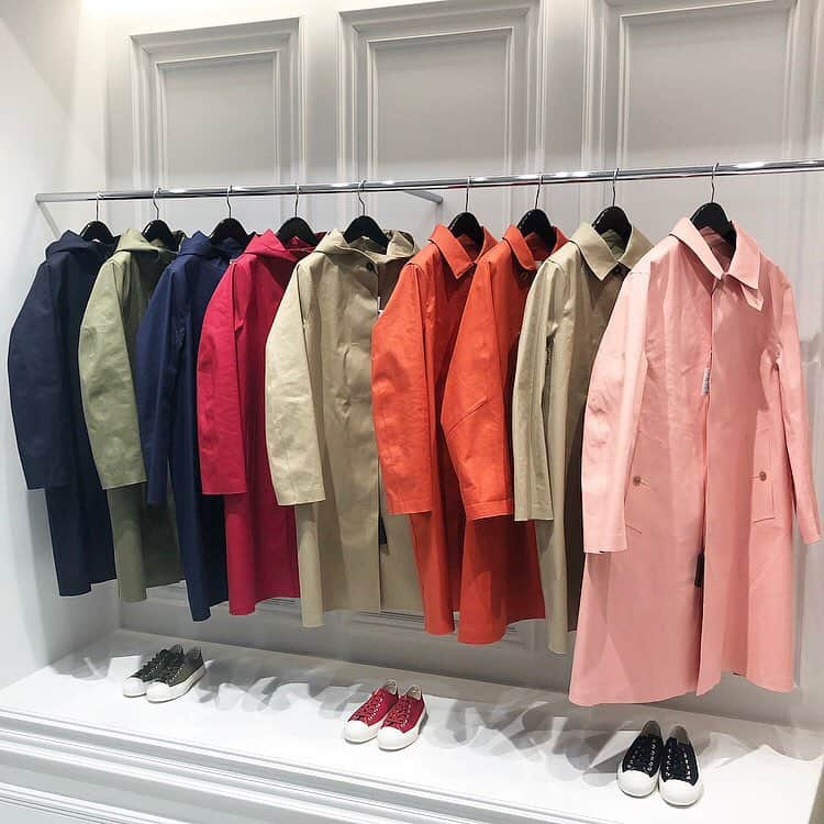 chiyo1173さんのインスタグラム写真 - (chiyo1173Instagram)「🇬🇧 @mackintoshofficial 2019ss Collection 英国を代表する老舗アウターブランド#マッキントッシュ 2019年春夏コレクションを見てきました。 ・ ・ マッキントッシュならではの上質で張り感がある生地のコートは、着たときにもシルエットが崩れず360度どこから見ても美しい✨✨ 1枚目の写真のポンチョや、4枚目の写真の後ろがチェックになっているトレンチコートに心奪われました。 6枚目の写真のデニムコートも可愛いかった！ ・ ・ 正統派トラッドの中にも程よくトレンド感もあり、 どれも素敵で目の保養になりました♡ いつかは手に入れたい憧れのアウターです。 ・ ・ #MACKINTOCH #展示会#2019SS #トレンチコート#ゴム引きコート#ポンチョ#ポンチョコート  #コーデ#コーディネート#outfit#ootd#ootd_kob#mineby3mootd#シンプルコーデ#きれいめコーデ#大人女子#大人女子コーデ#locari#ロカリ#beaustagrammer#ビュースタグラマー#ponte_fashion」1月26日 19時17分 - chiyo1173