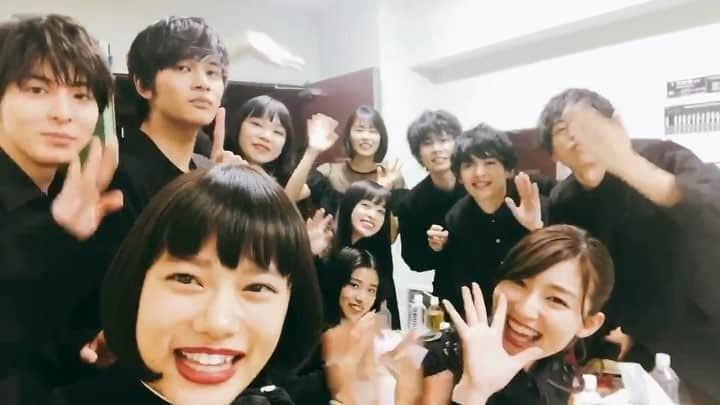 杉咲花のインスタグラム：「舞台挨拶に来てくださったみなさん、堤監督をはじめとする映画に関わった全ての方々、そして、みんな。どうもありがとう。ありがとうございました。 映画「十二人の死にたい子どもたち」 是非劇場でご覧ください。」