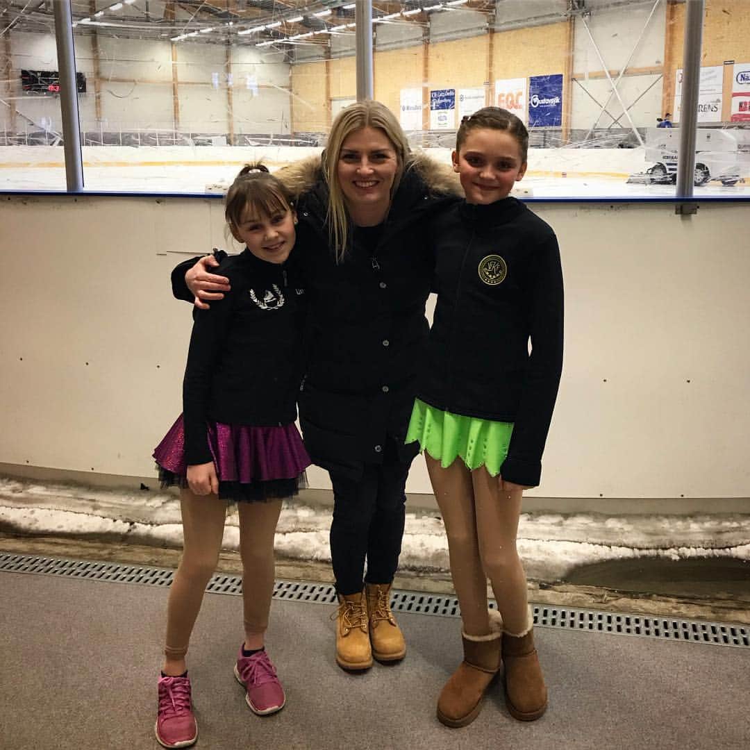ヴィクトリア・ヘルゲソンのインスタグラム：「Idag är jag i Örebro på tävling med grymma Liss & Tea ⭐️⛸」